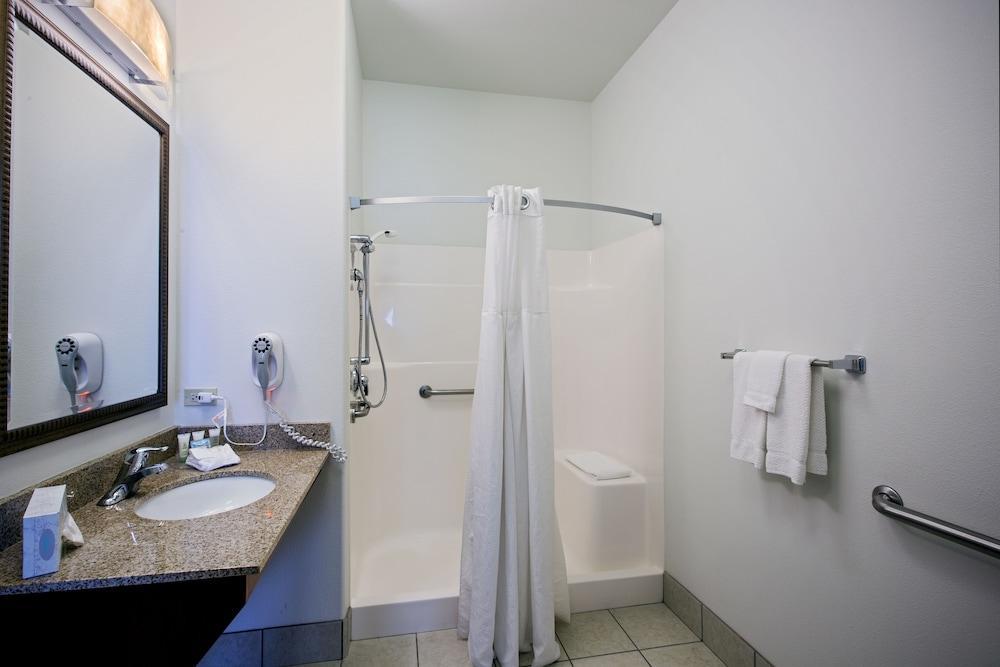 Staybridge Suites Rockford By Ihg Екстериор снимка
