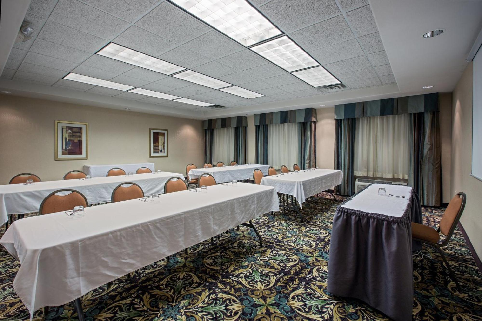 Staybridge Suites Rockford By Ihg Екстериор снимка