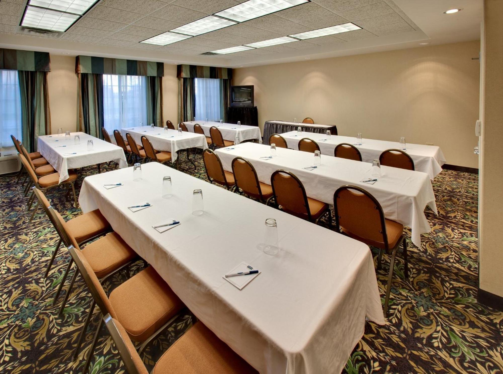 Staybridge Suites Rockford By Ihg Екстериор снимка